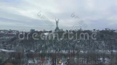 冬季基辅<strong>的祖国母亲</strong>纪念碑。